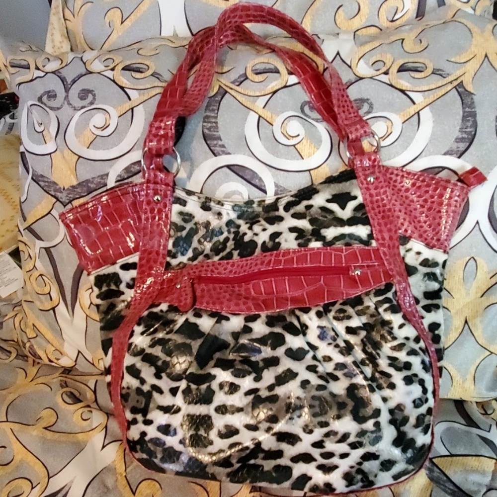 Adorable Cato shoulder bag.